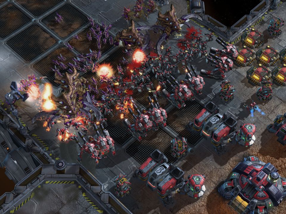 Starcraft 2: an army of zerglings, ultralisks, and hydralisks attacks a terran player, who has marines, thors, and reapers.